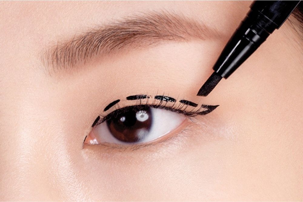 Begini Cara Memakai Eyeliner yang Mudah untuk Pemula