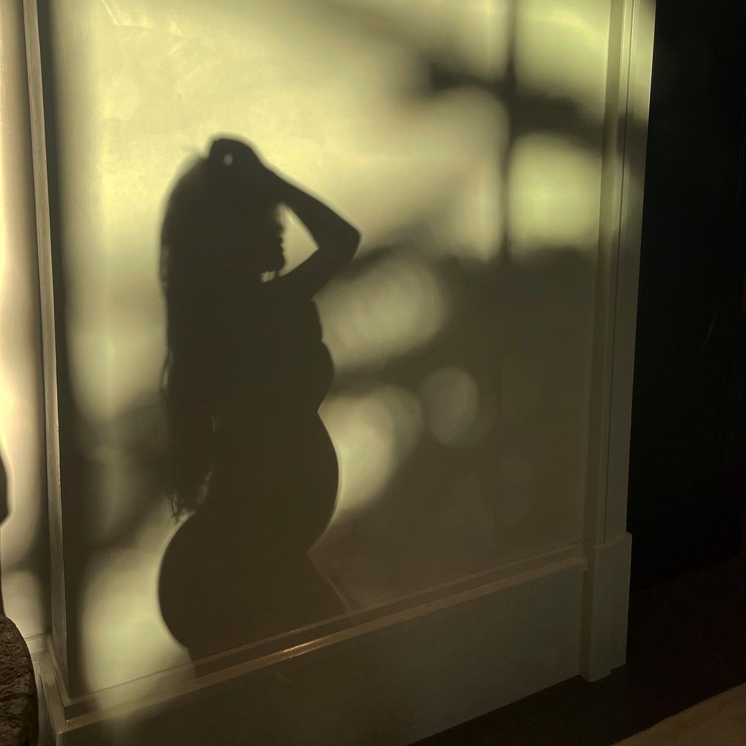 Kylie Jenner Bagikan Siluet Telanjang saat Hamil, Perutnya Makin Besar
