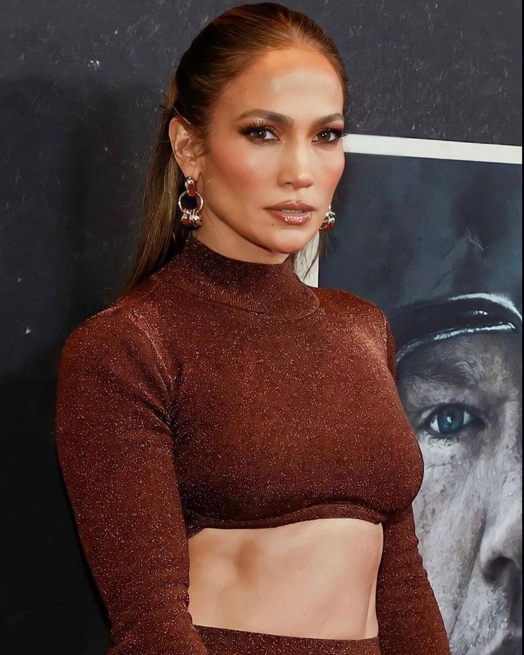 Temani Pacar ke Premiere, Dress Jennifer Lopez Terlalu Seksi