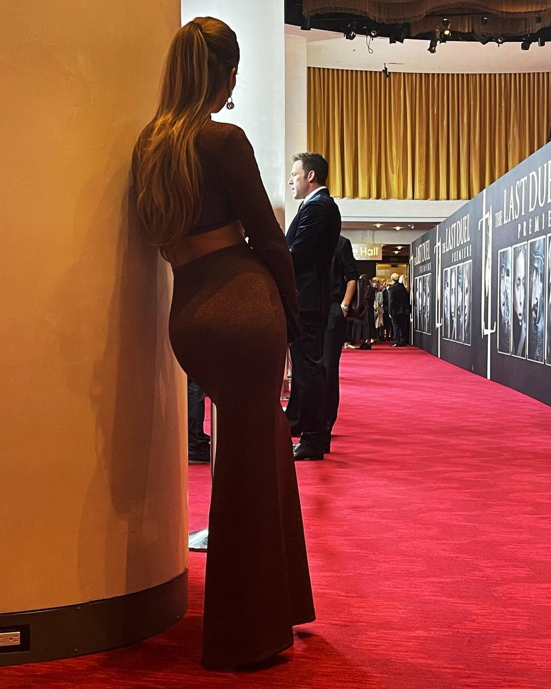 Temani Pacar ke Premiere, Dress Jennifer Lopez Terlalu Seksi