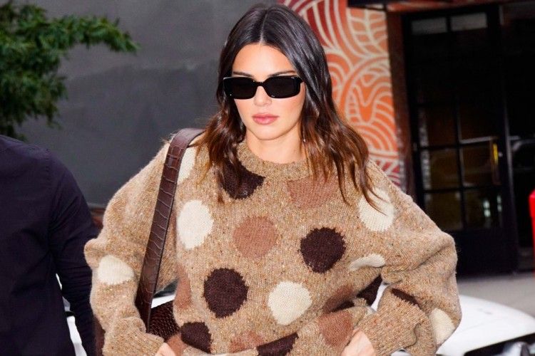 Intip Gaya Kendall Jenner Memadu-padankan Outfit Bernuansa Earth Tone