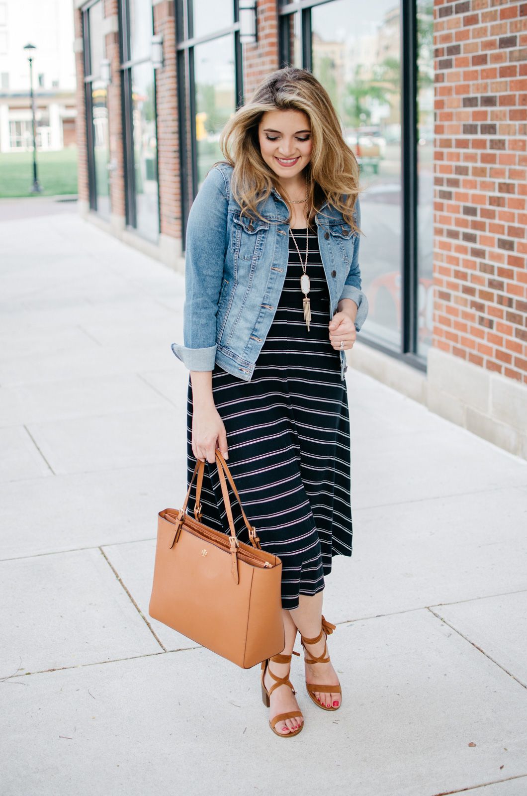 Tips OOTD Pakai Striped Dress untuk Gaya yang Anti Monoton