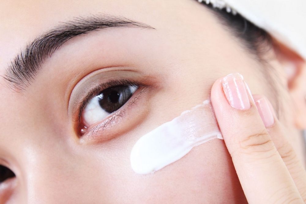 For maximum results, this is the right way to use eye cream