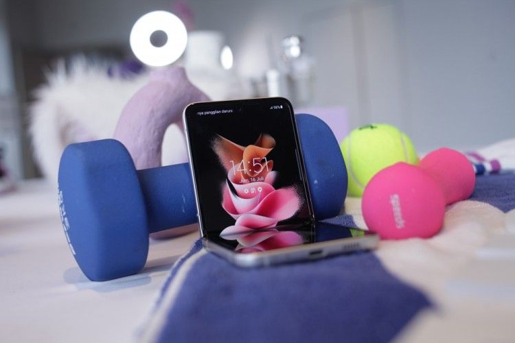 5 Kelebihan Samsung Galaxy Z Flip3 5G yang Bikin Luna Maya Jatuh Hati 