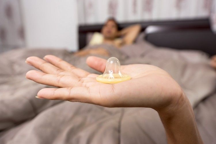Apakah Harus Mandi Wajib saat Berhubungan Seks Pakai Kondom? 