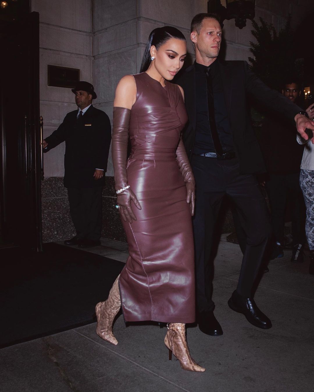 Menang Award, Kim Kardashian Pakai Dress Ketat yang Seksi!