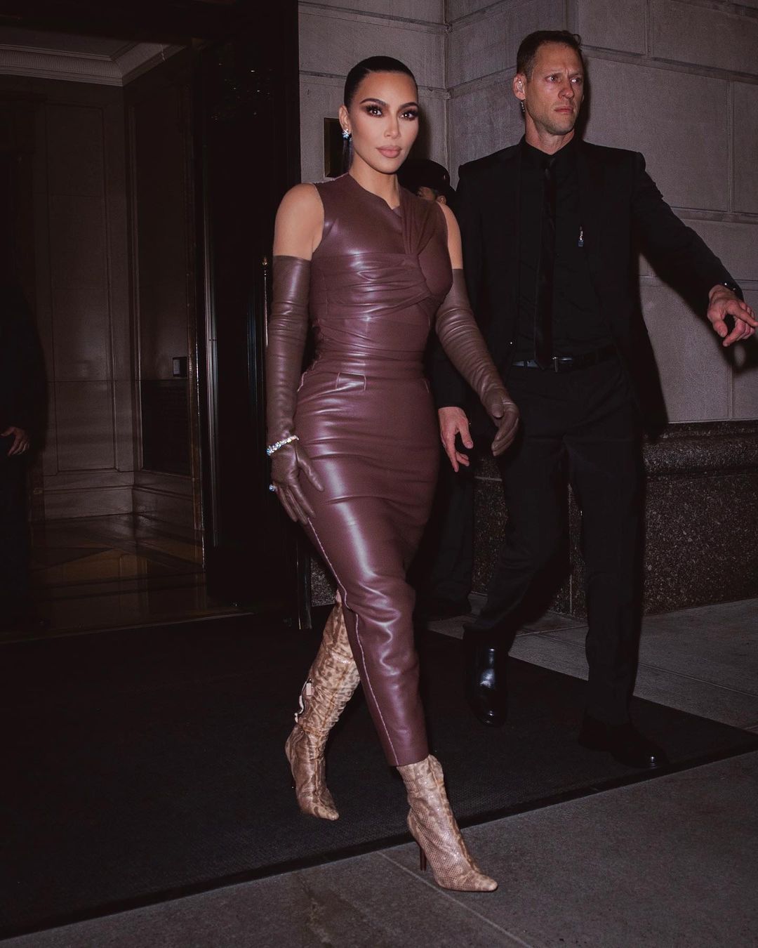 Menang Award, Kim Kardashian Pakai Dress Ketat yang Seksi!