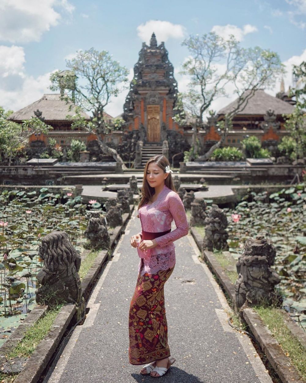 10 Gaya Artis Indonesia Memakai Kebaya Bali, Manglingi Semua!