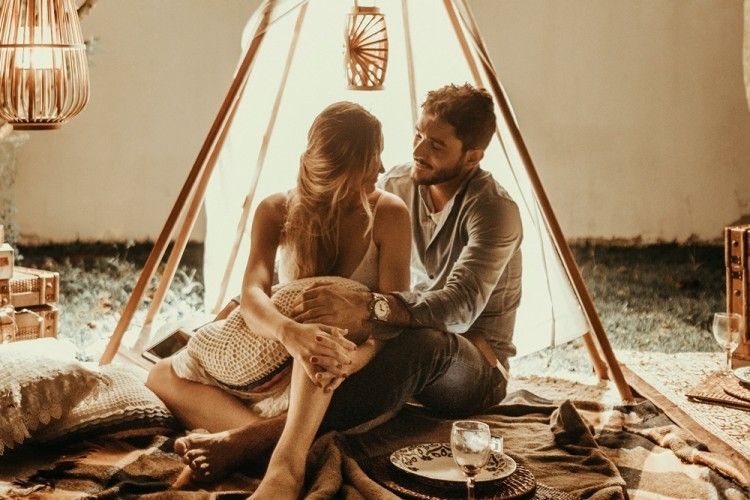 10 Ide Kegiatan Seru dan Romantis di Rumah dengan Pasangan Saat Hujan