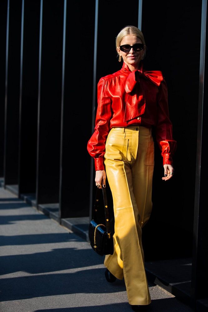 Stylish dengan Outfit Merah Saffron yang Diprediksi Jadi Tren 2022