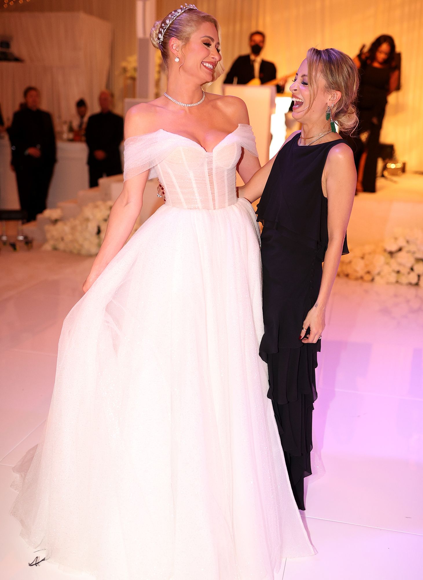 6 Gaun Mewah Paris Hilton di Hari Pernikahan, Layaknya Princess!