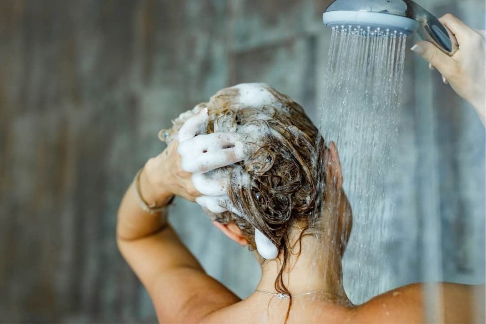7 Tips Mengatasi Rambut Lepek dan Bau