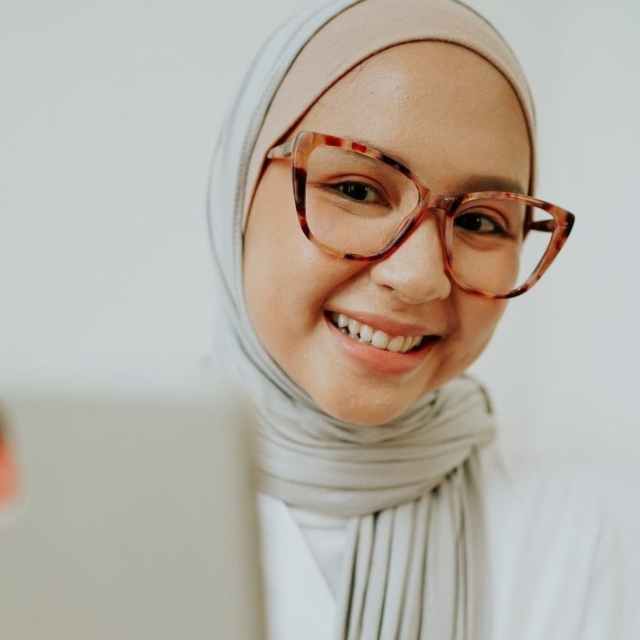 Tips Memilih Kacamata untuk Pemilik Wajah Bulat dan Berhijab