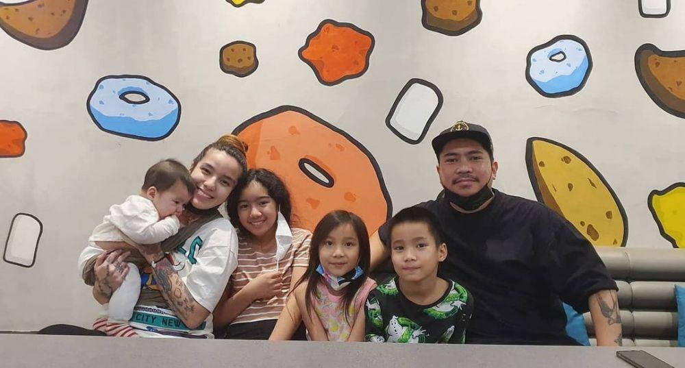Jarang Disorot, Ini 10 Potret Bahagia Sheila Marcia Bersama Keluarga