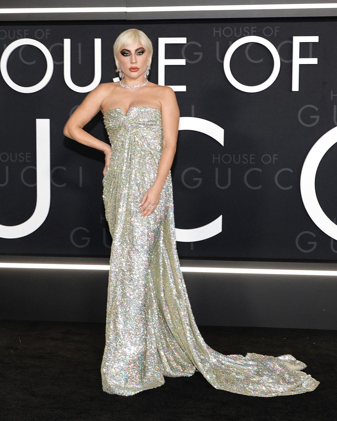 Potret Seksi Busana Lady Gaga di Karpet Merah House of Gucci