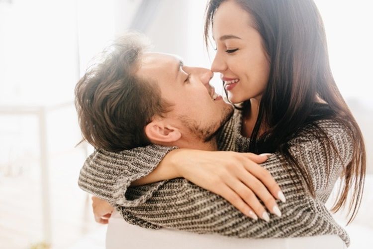 7 Jenis Ciuman yang Bikin Pasangan Mendesah Saat Bercinta