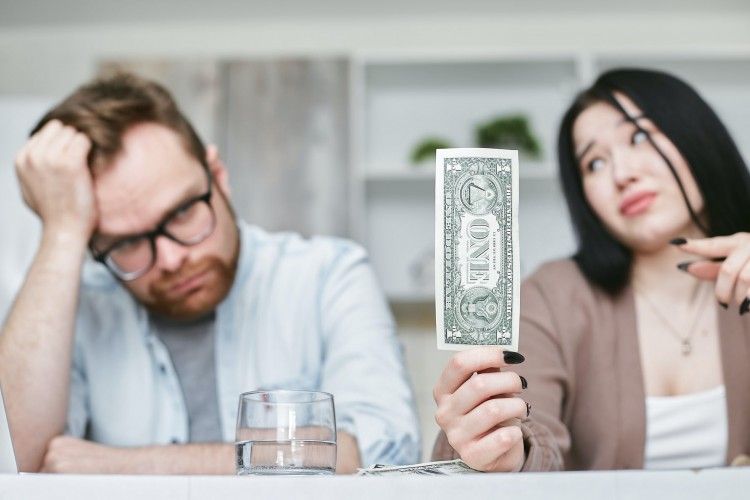 7 Cara untuk Mengatasi Perbedaan Pendapat Keuangan dengan Pasangan 