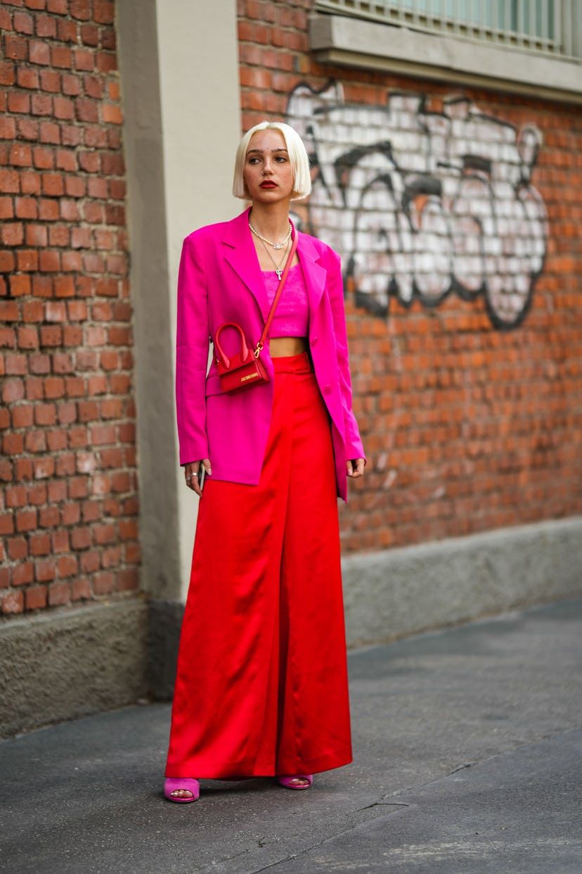 Berani Tampil Nyentrik dengan Padu-padan Outfit Warna Neon