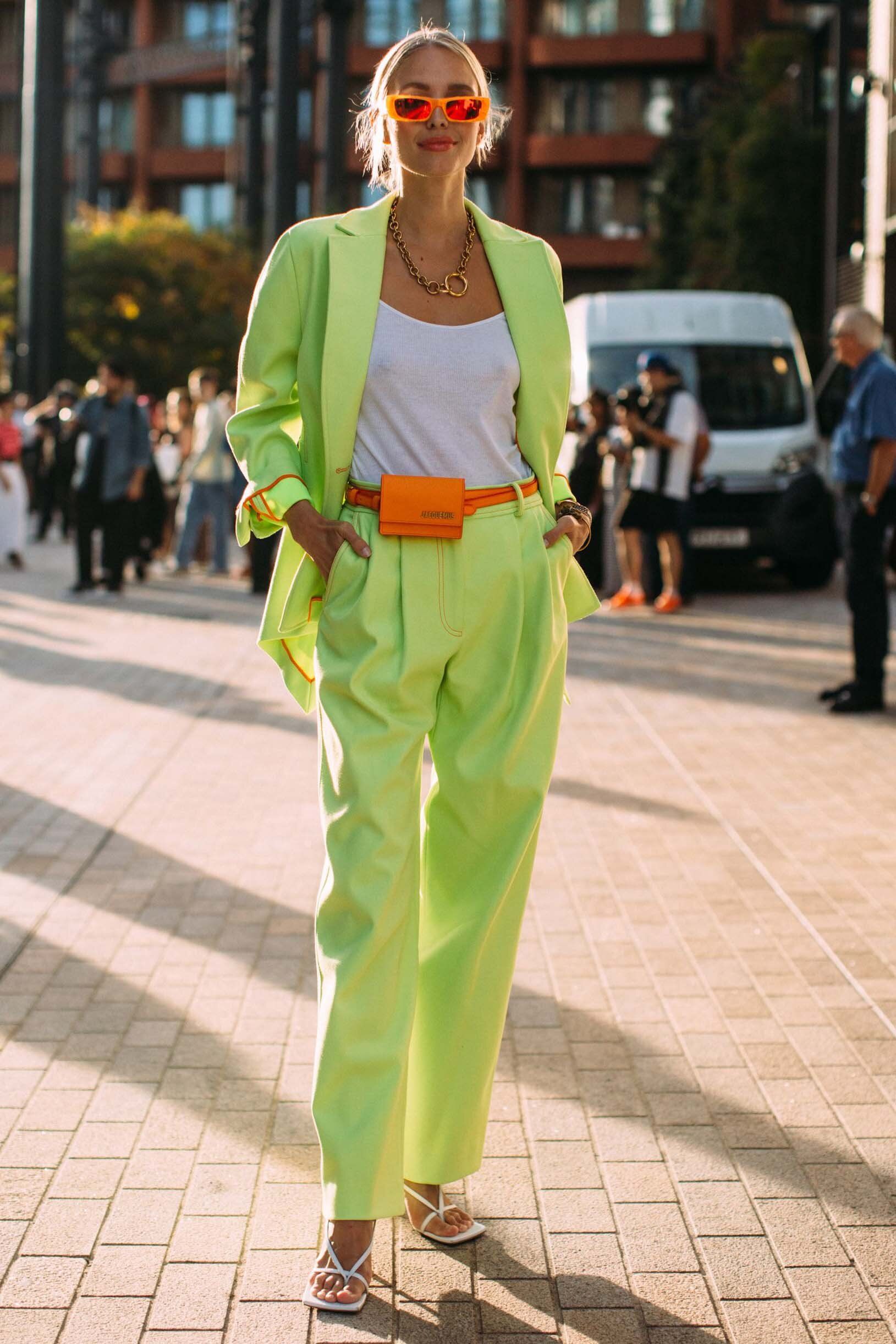 Berani Tampil Nyentrik dengan Padu-padan Outfit Warna Neon