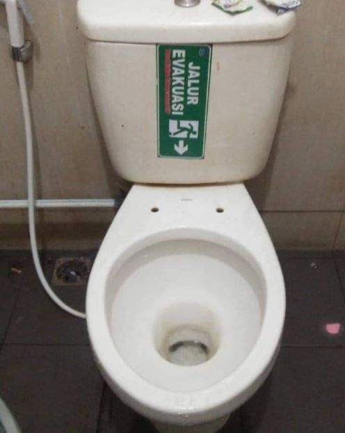 Bikin Ngakak Pas Mau Buang Air, 10 Potret Peringatan Kocak di Toilet