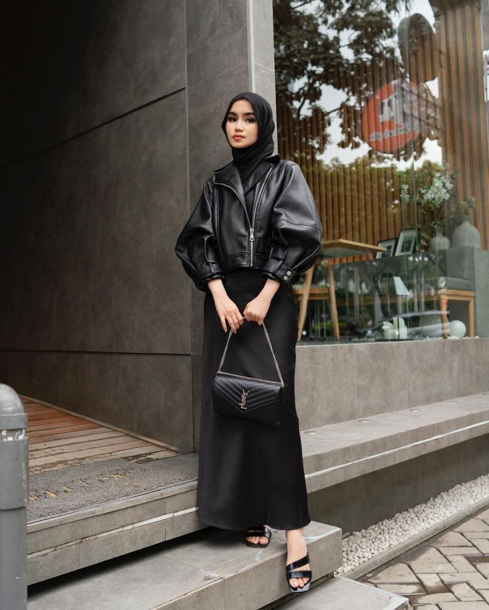 Inspirasi Padu-padan Jaket untuk Perempuan Hijab