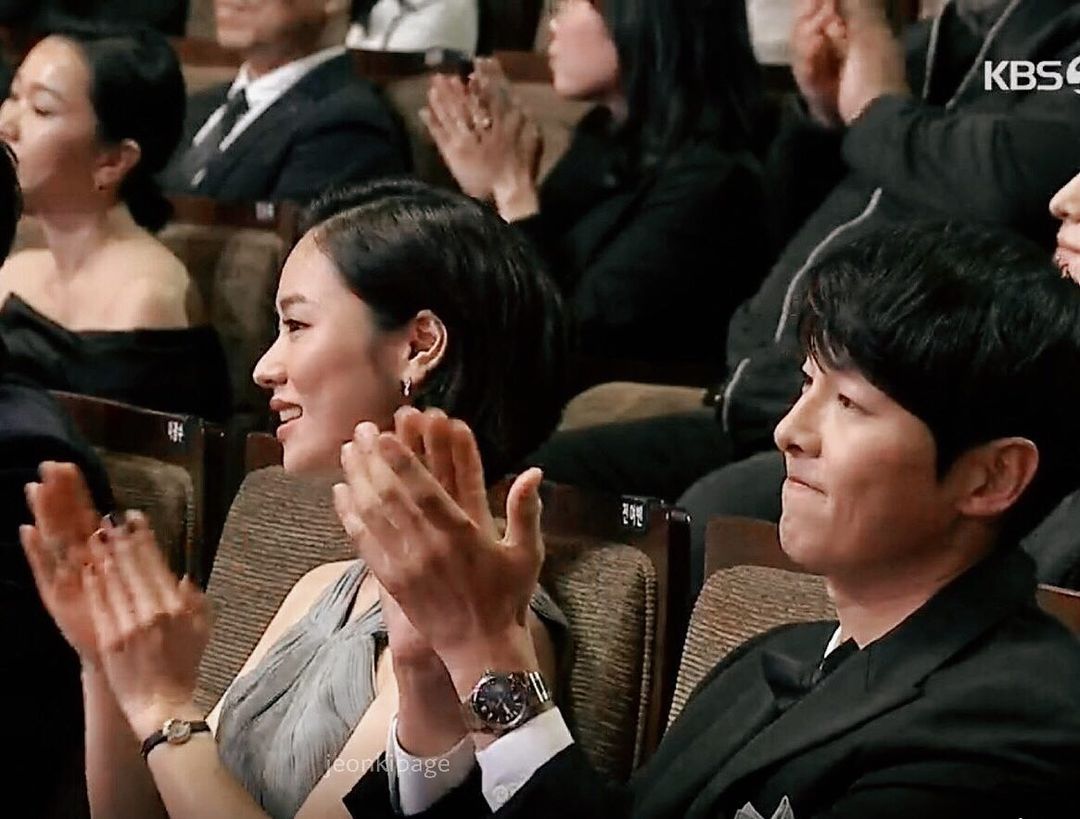 7 Interaksi Manis Song Joong Ki & Jeon Yeo Bin di Blue Dragon Awards