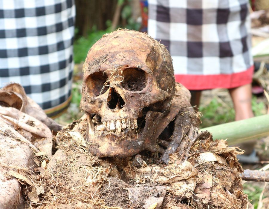 11 Potret Tradisi Ngagah, Prosesi Menggali Kuburan di Bali