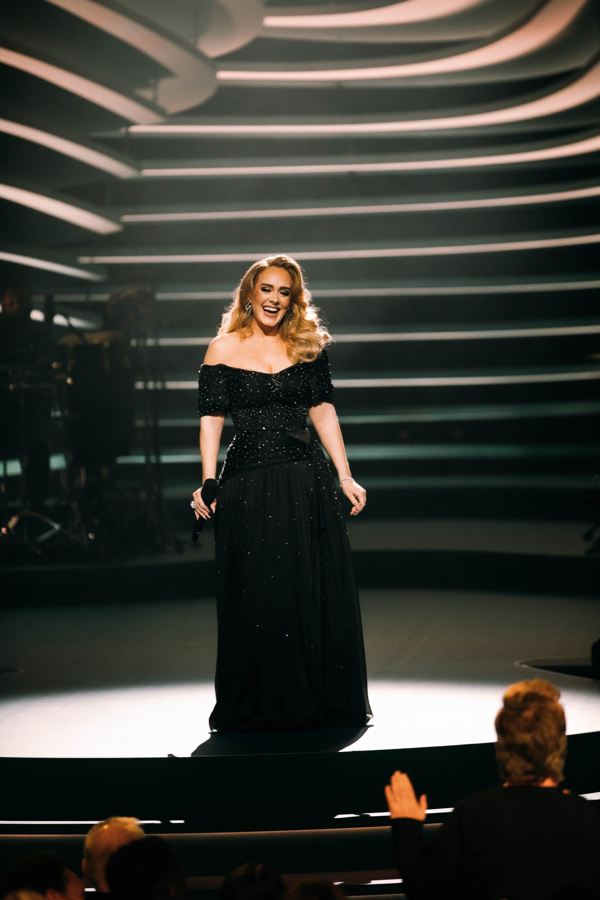 7 Gaun Glamor Adele di Panggung yang Mencuri Perhatian