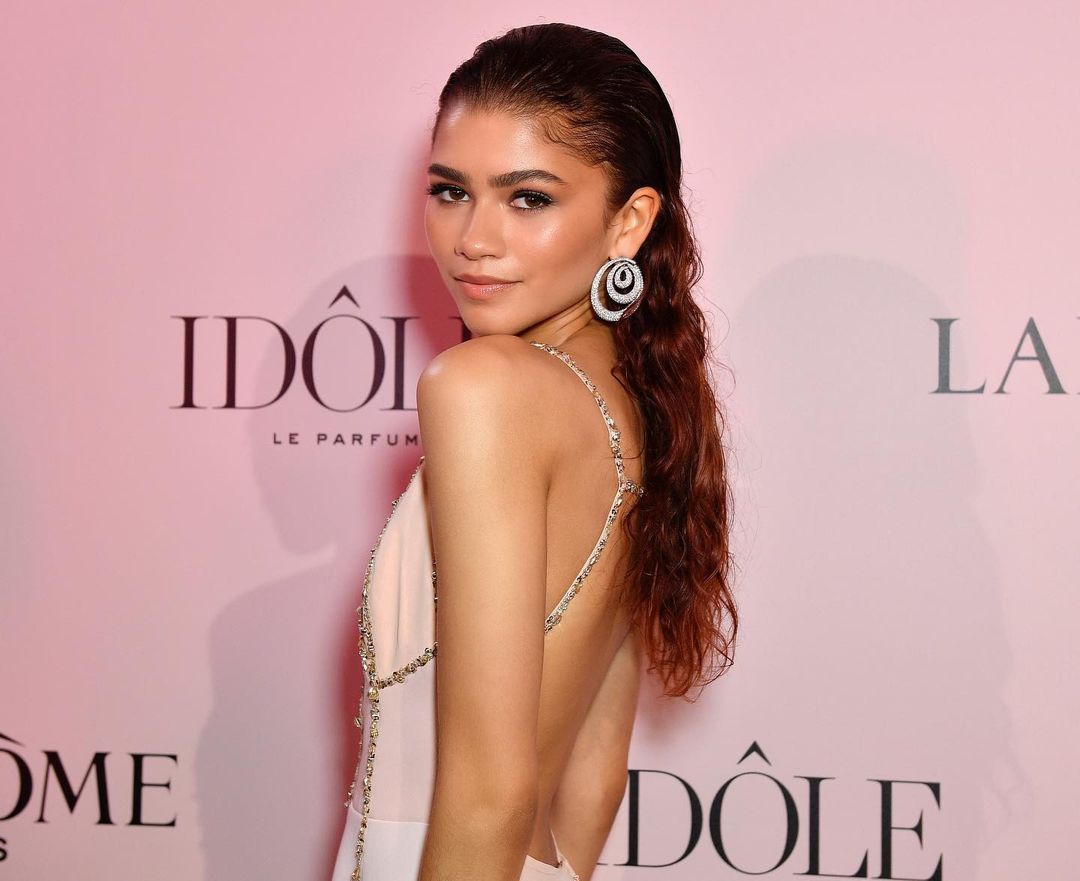 7 Bukti Zendaya Hobi Tampil Seksi Pakai Backless Dress