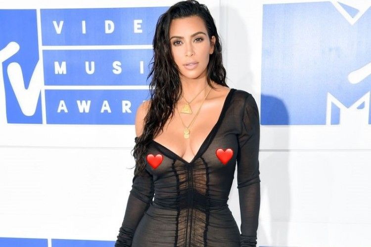 Deretan Gaya Seksi Kim Kardashian yang Mengundang Kontroversi