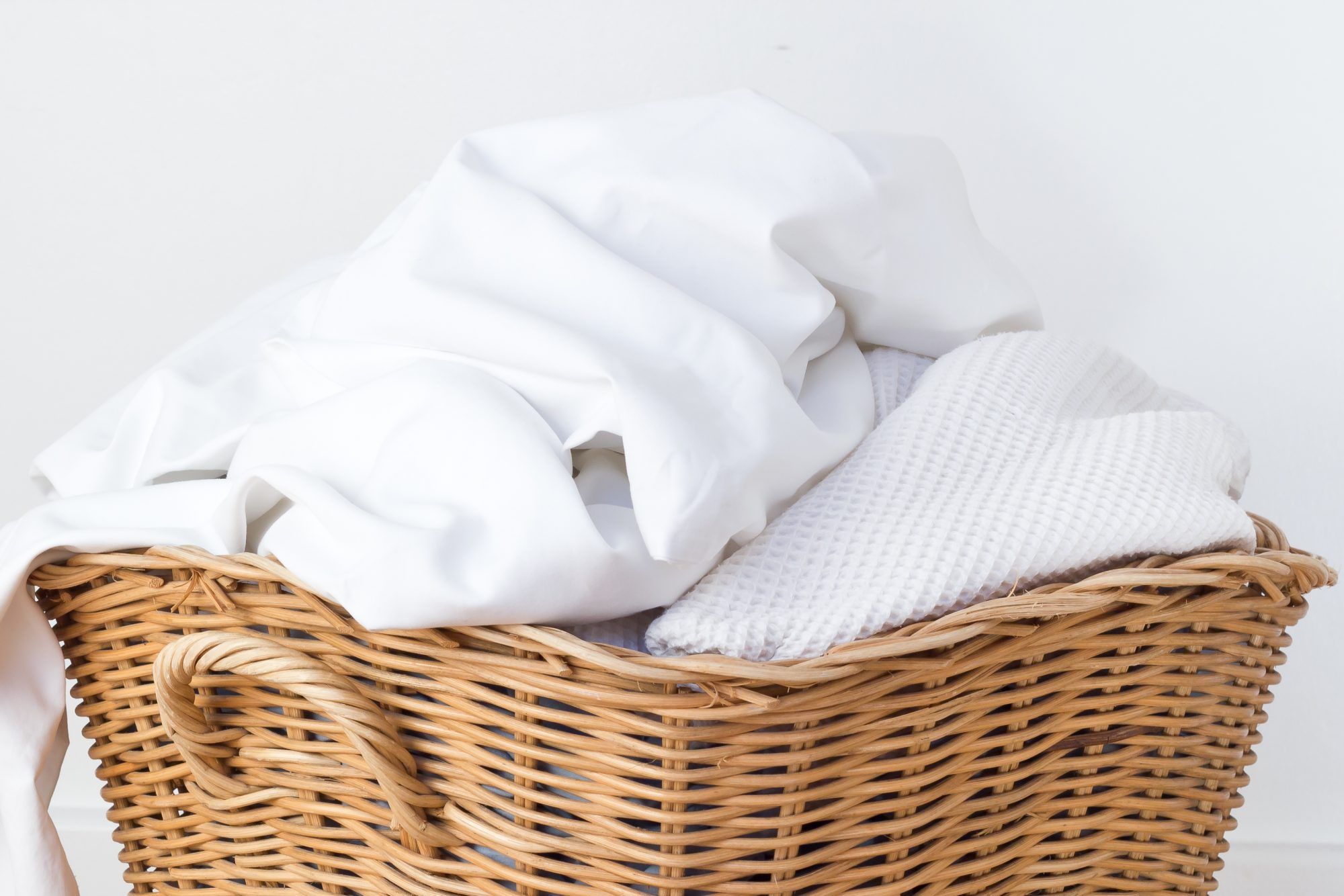 Tips Merawat Pakaian Putih Supaya Tetap Cerah dan Tidak Kusam