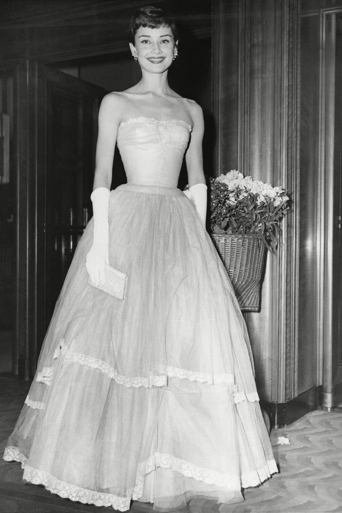 10 Gaun Elegan Audrey Hepburn Paling Ikonik Sepanjang Masa 