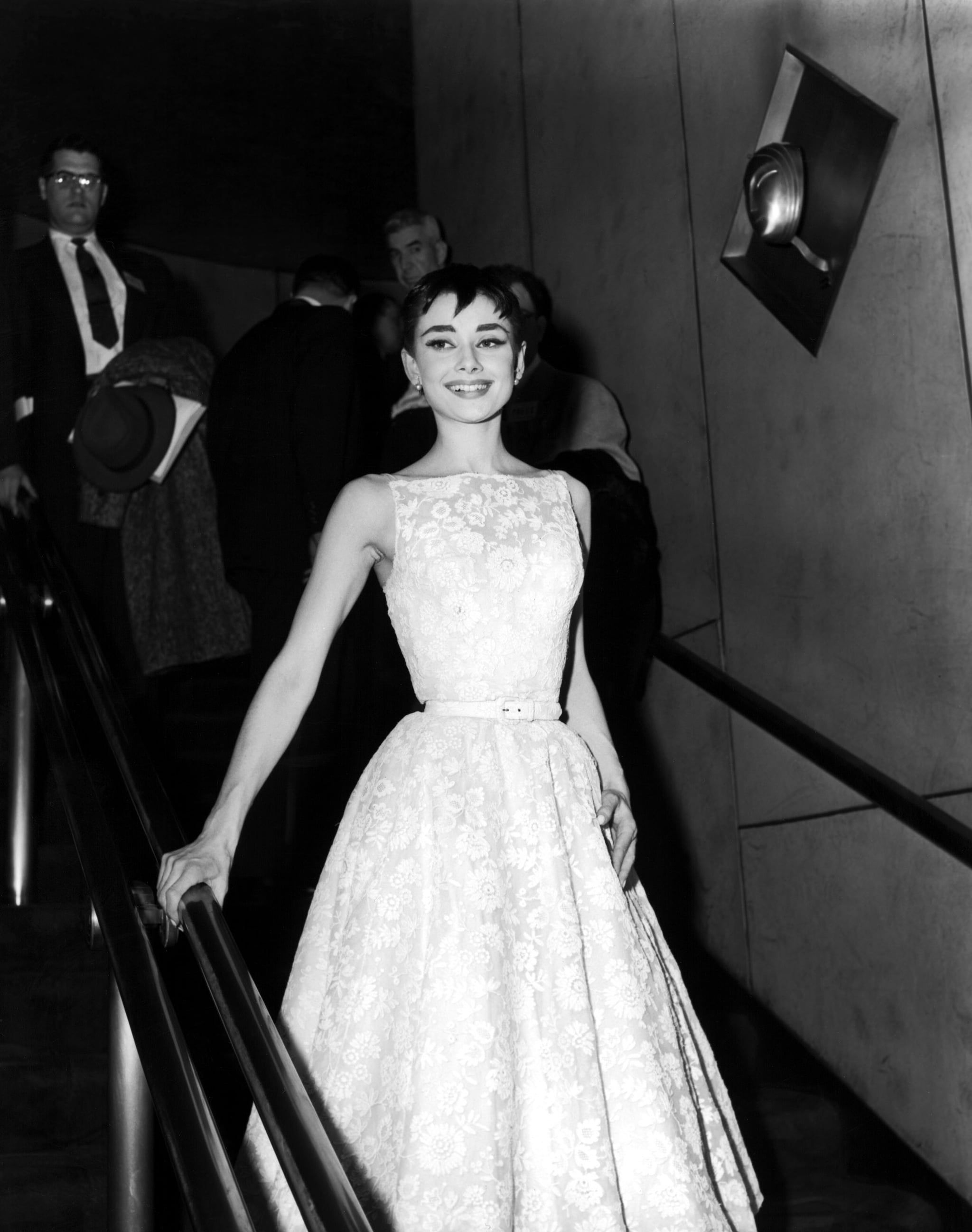 10 Gaun Elegan Audrey Hepburn Paling Ikonik Sepanjang Masa 