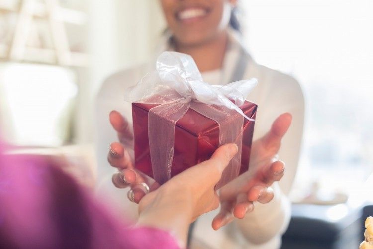 8 Inspirasi Kado Natal Berkesan untuk Mertua