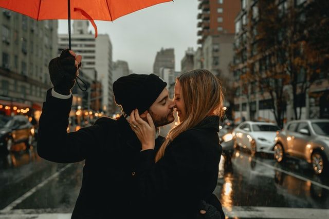 17 Ucapan Selamat Malam Romantis untuk Pasangan dari Berbagai Negara