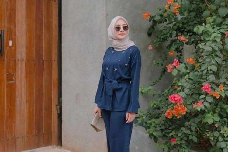 Yuk Cari Tahu, Warna Jilbab yang Cocok dengan Baju Biru Navy! 