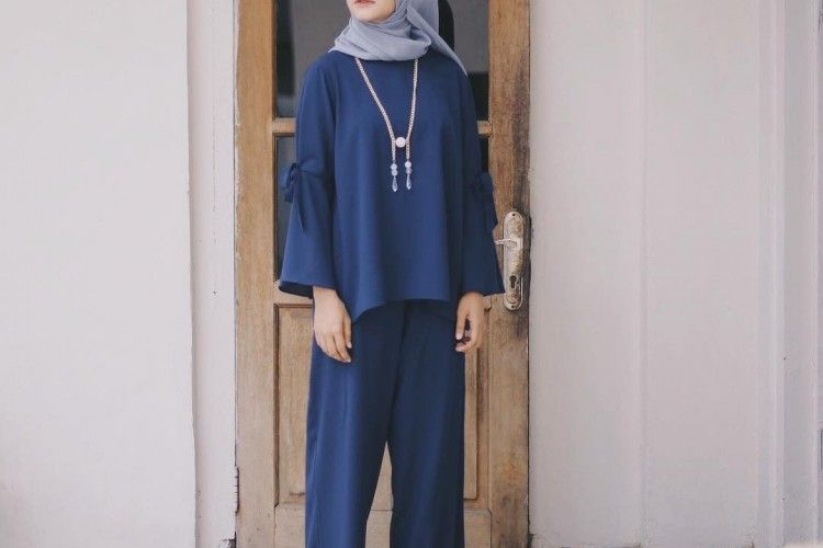 Warna Jilbab yang Cocok dengan Baju Biru Dongker