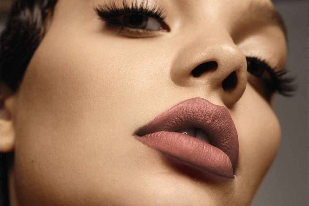 6 Cara Memakai Lipstik Sesuai Bentuk Bibir