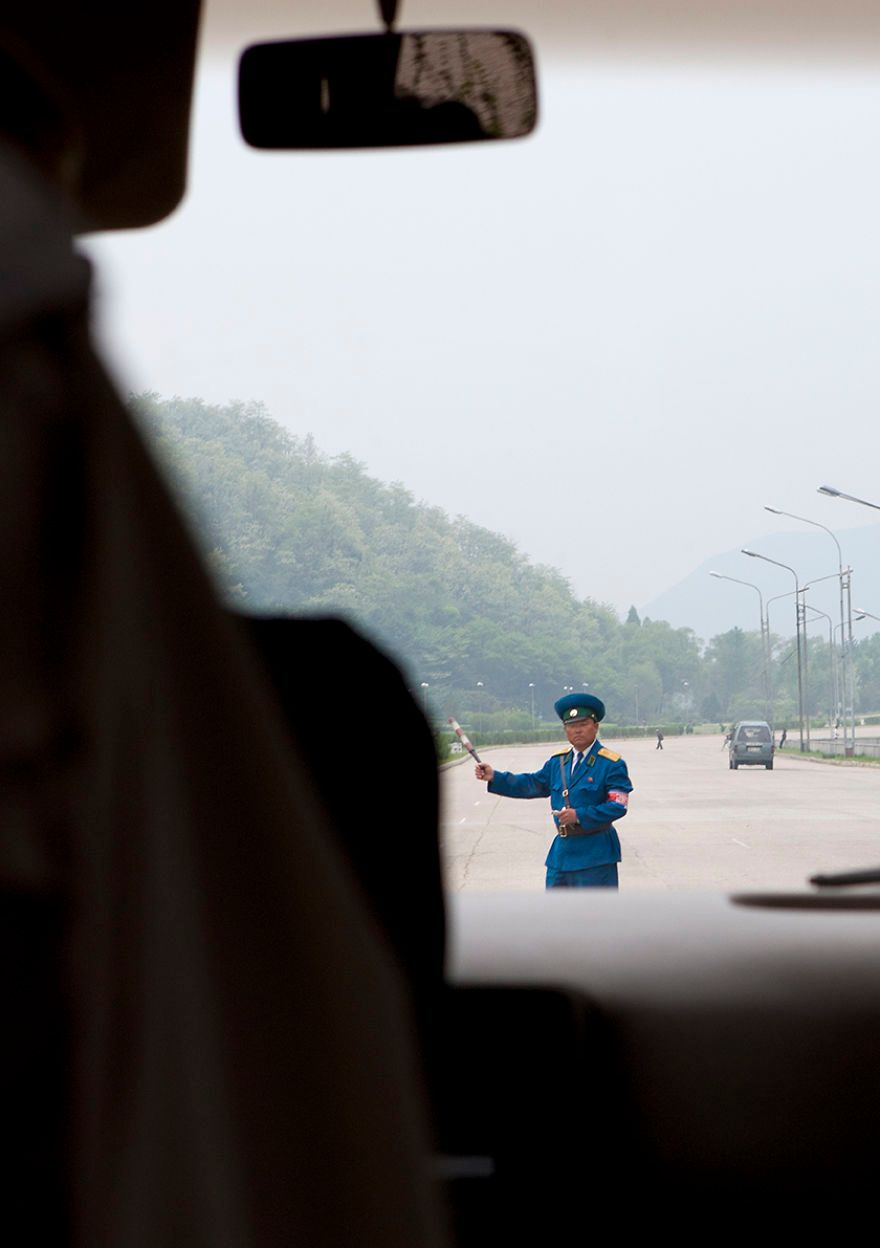 Bebas Mobil, 15 Foto Suasana Jalan Raya di Korea Utara Ini Mengejutkan