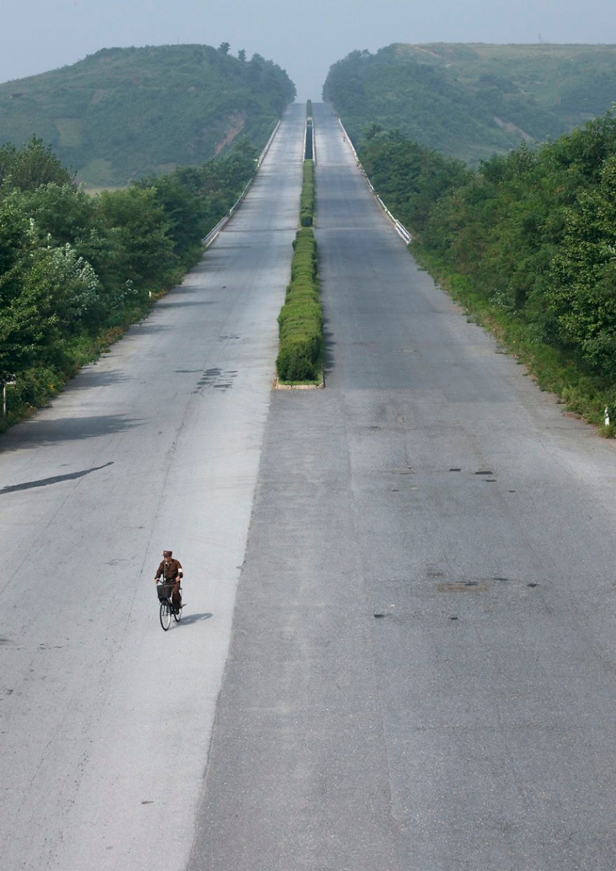 Bebas Mobil, 15 Foto Suasana Jalan Raya di Korea Utara Ini Mengejutkan
