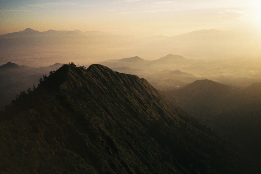 9 Rekomendasi Gunung di Jawa Barat, Cocok untuk Pendaki Pemula 