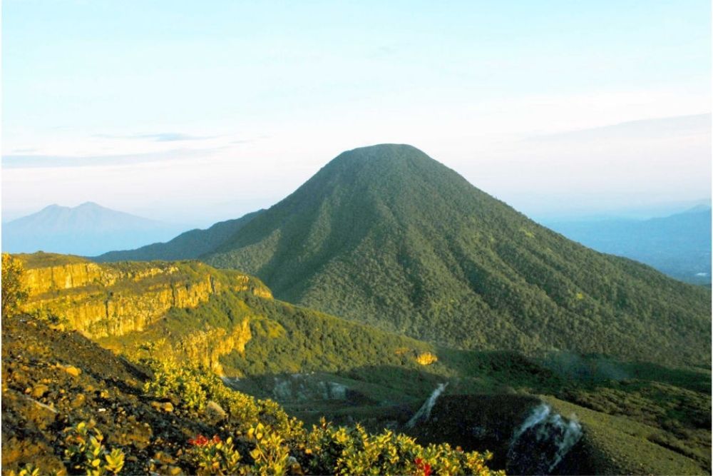 9 Rekomendasi Gunung di Jawa Barat, Cocok untuk Pendaki Pemula 