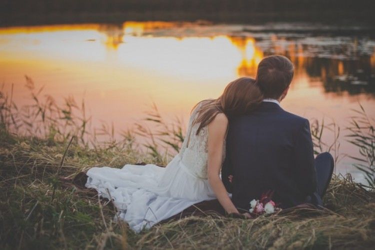 8 Ciri Seseorang Sedang Pura-Pura Bahagia dalam Pernikahan
