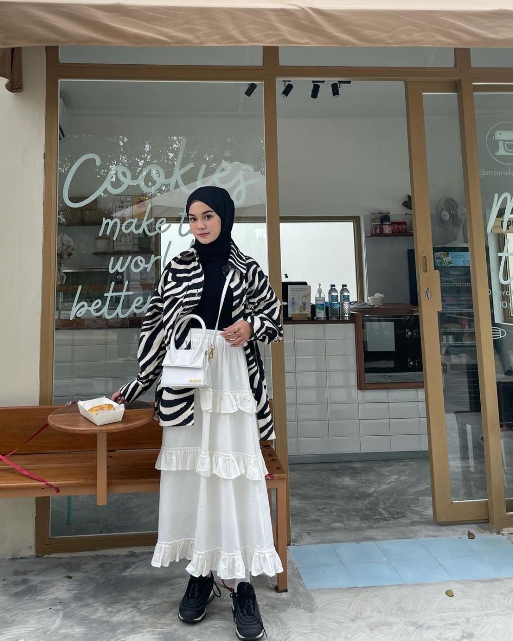 Ide Outfit Hijab Pakai Sneakers untuk Tampilan Stylish yang Nyaman