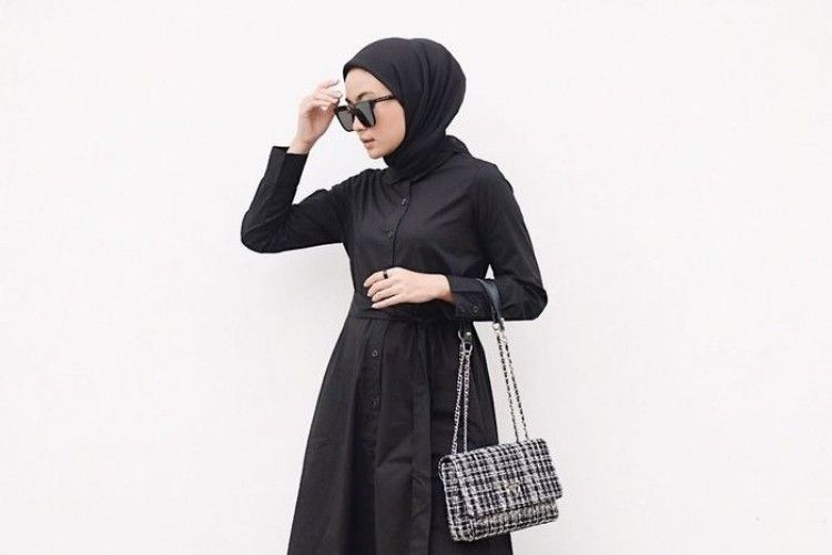 Inspirasi Padu-padan Dress Hitam untuk Pengguna Hijab