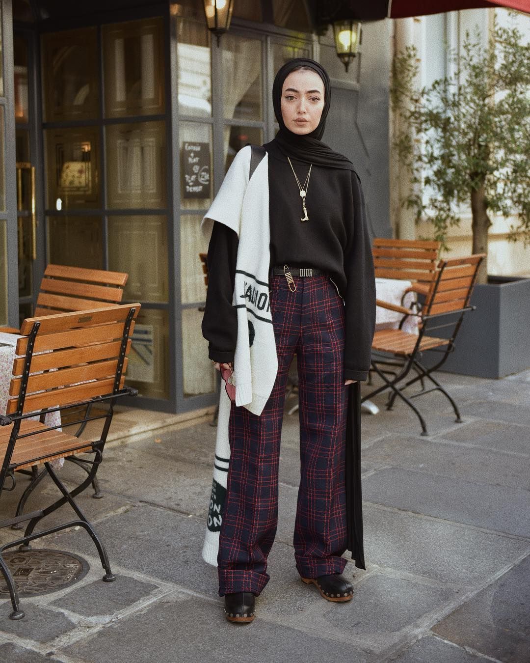 Cara Mix & Match Celana Kotak-kotak untuk Perempuan Hijab