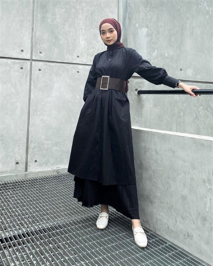 Inspirasi Padu-padan Dress Hitam untuk Pengguna Hijab