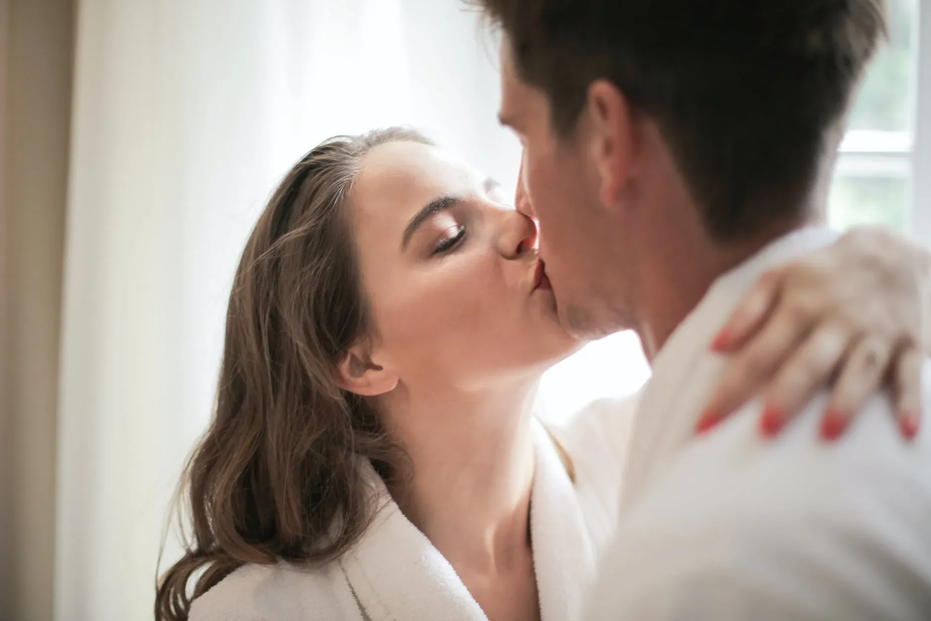 8 Titik Sensitif Laki-laki untuk dicium, Perempuan Wajib Tahu!