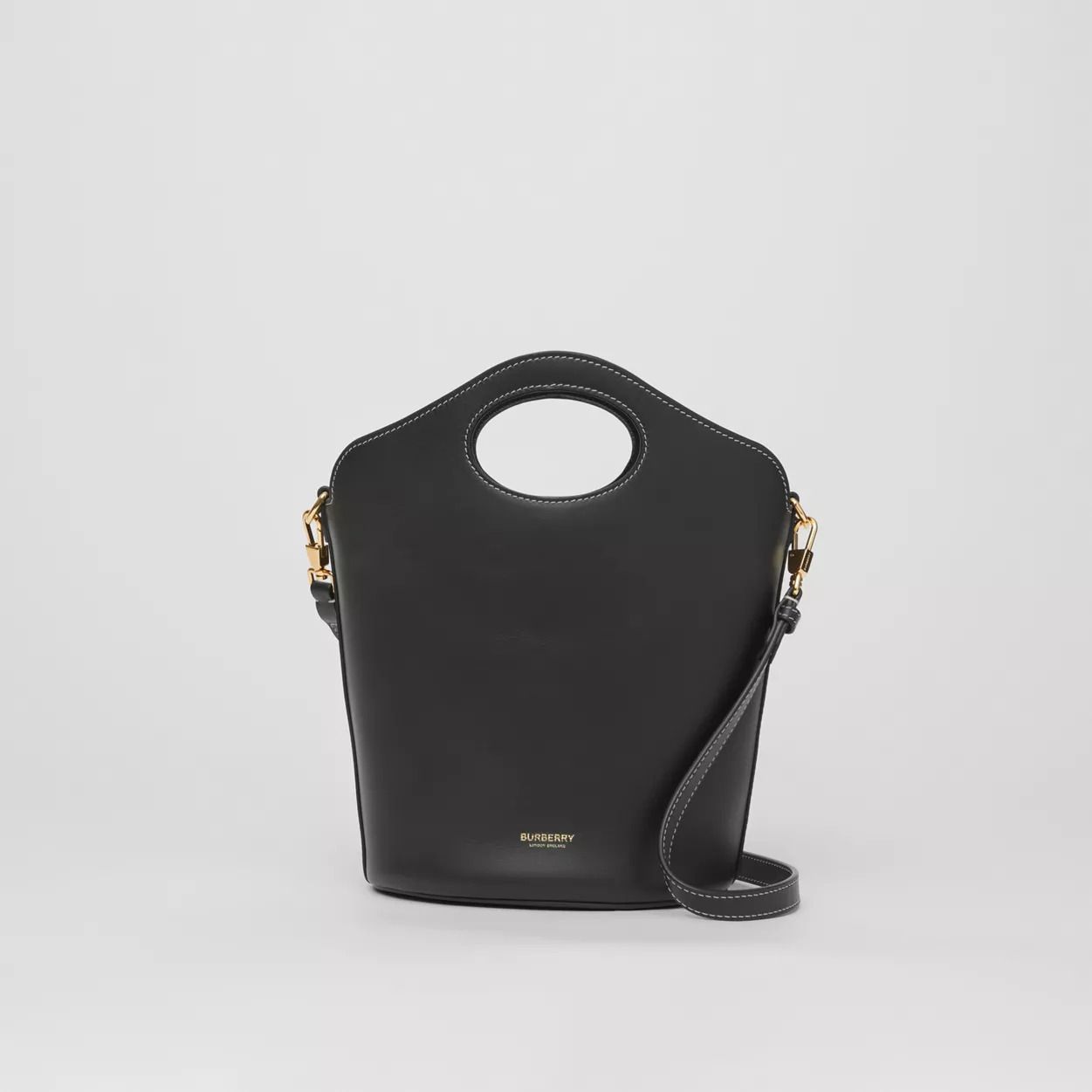 #PopbelaOOTD: Rekomendasi Bucket Bag Klasik hingga Statement!