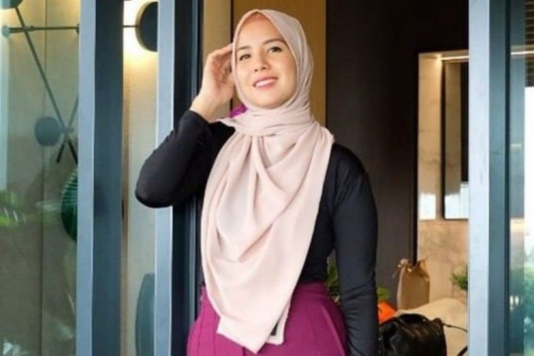 7 Potret Kece Tya Ariestya, Kini Mantap Kenakan Hijab